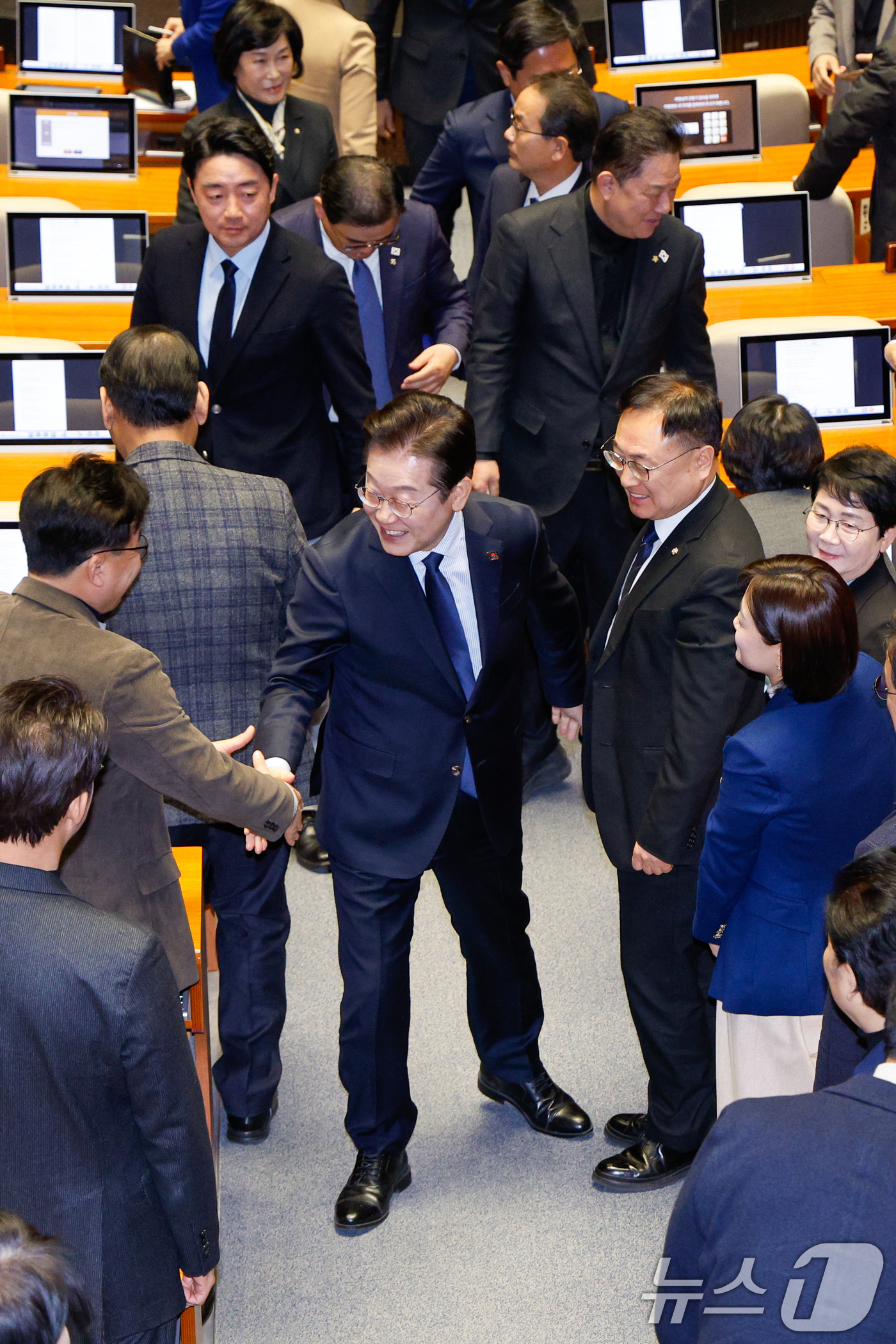 (서울=뉴스1) 안은나 기자 = 이재명 더불어민주당 대표가 10일 서울 여의도 국회 본회의장에서 '회복과 성장'을 주제로 제422회 국회(임시회) 교섭단체 대표연설을 마친 후 동료 …