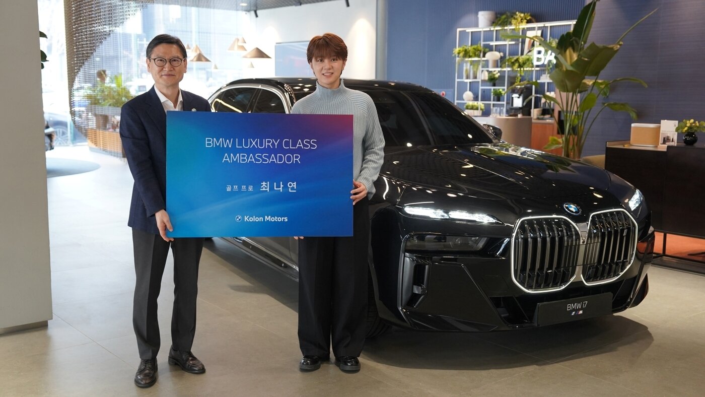 본문 이미지 - 코오롱모터스 BMW 럭셔리 클래스 공식 앰배서더로 임명된 최나연 프로골퍼가 기념 사진을 촬영한 모습&#40;코오롱모빌리티그룹 제공&#41;. 2025.02.10.