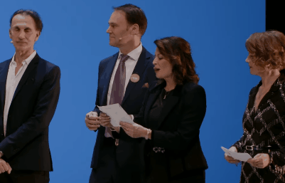 본문 이미지 - 고등학생 박윤재가 로잔 콩쿠르에서 우승해 메달을 목에 걸고 있다.