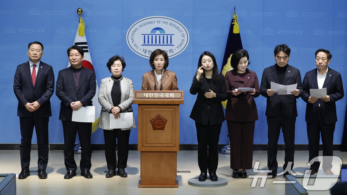 (서울=뉴스1) 안은나 기자 = 나경원 의원을 비롯한 ‘국민의힘 돌아온 초심 의원들‘이 10일 서울 여의도 국회 소통관에서 제왕적 국회가 국가적 비극을 초래했다며 민주당을 향해 법 …