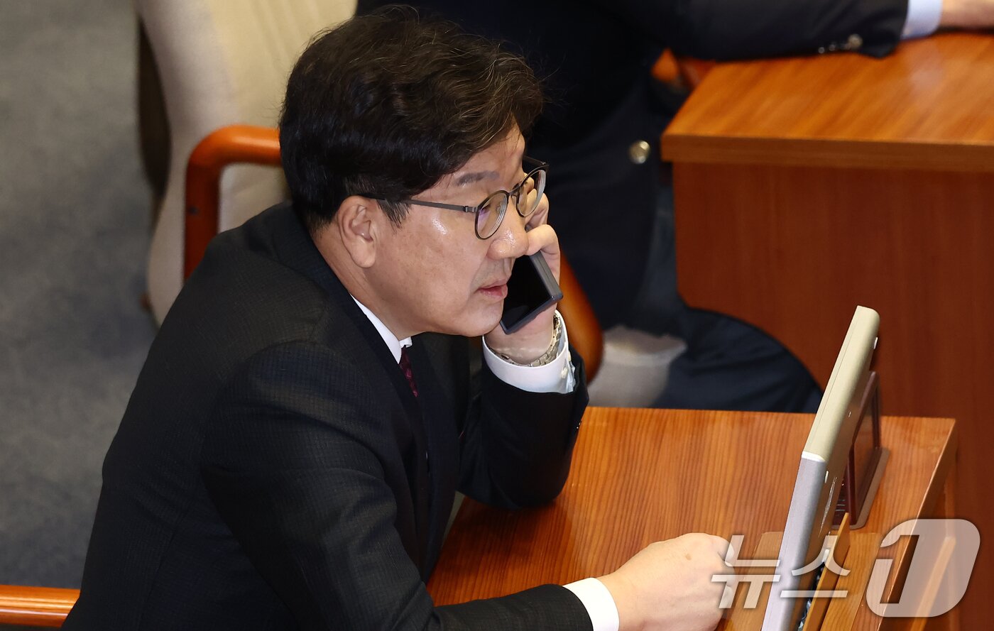 본문 이미지 - 권성동 국민의힘 원내대표가 10일 오전 서울 여의도 국회에서 열린 본회의에서 통화하고 있다. 2025.2.10/뉴스1 ⓒ News1 김민지 기자