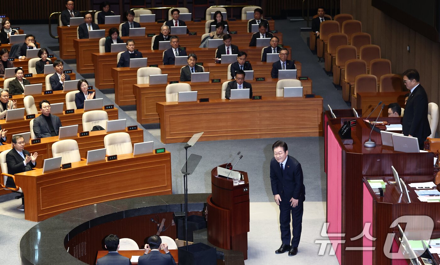 본문 이미지 - 이재명 더불어민주당 대표가 10일 오전 서울 여의도 국회에서 열린 본회의에서 교섭단체 대표연설을 마치고 여당 의원들을 향해 인사하고 있다. 2025.2.10/뉴스1 ⓒ News1 김민지 기자