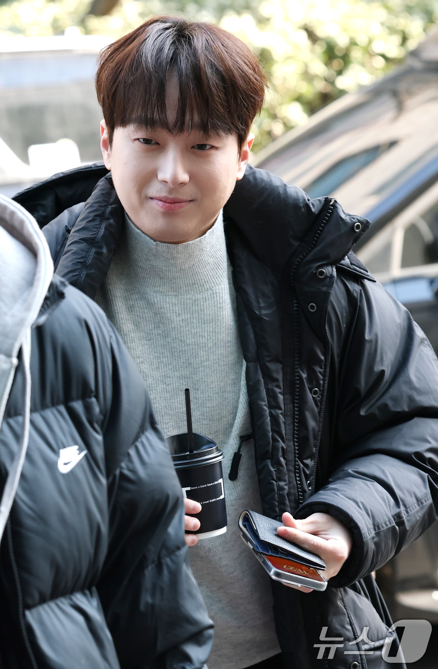 (서울=뉴스1) 권현진 기자 = 가수 이찬원이 10일 서울 영등포구 여의도동 KBS 신관에서 진행된 ‘불후의 명곡’ 녹화에 참석해 인사를 하고 있다. 2025.2.10/뉴스1