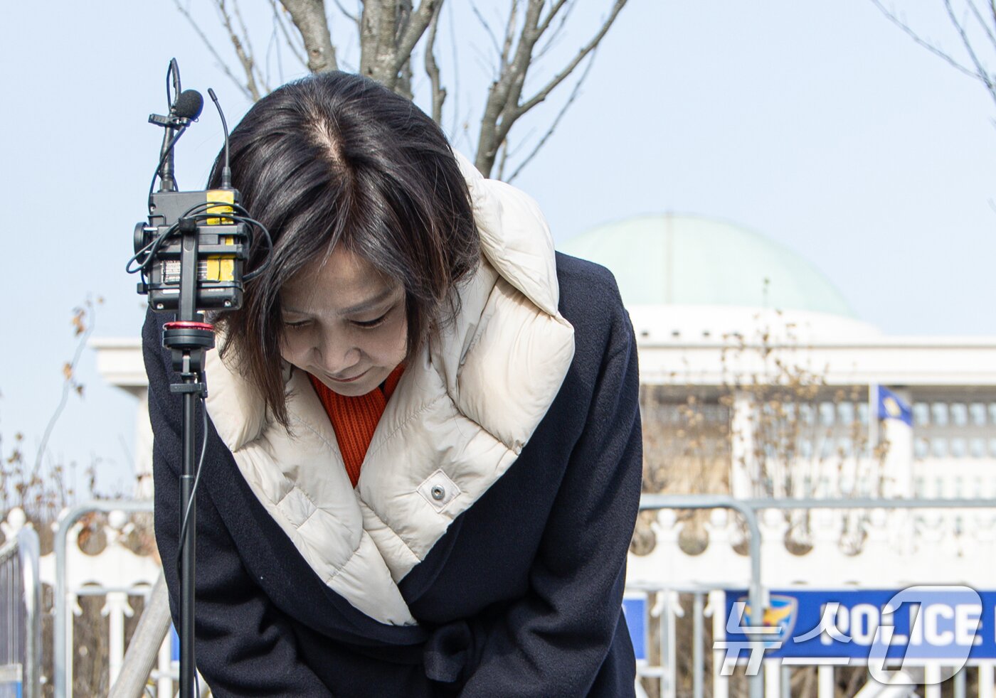 본문 이미지 - 허은아 전 개혁신당 대표가 10일 오전 서울 여의도 국회 앞에서 열린 특별 기자회견을 마친 후 인사하고 있다. 2025.2.10/뉴스1 ⓒ News1 이재명 기자