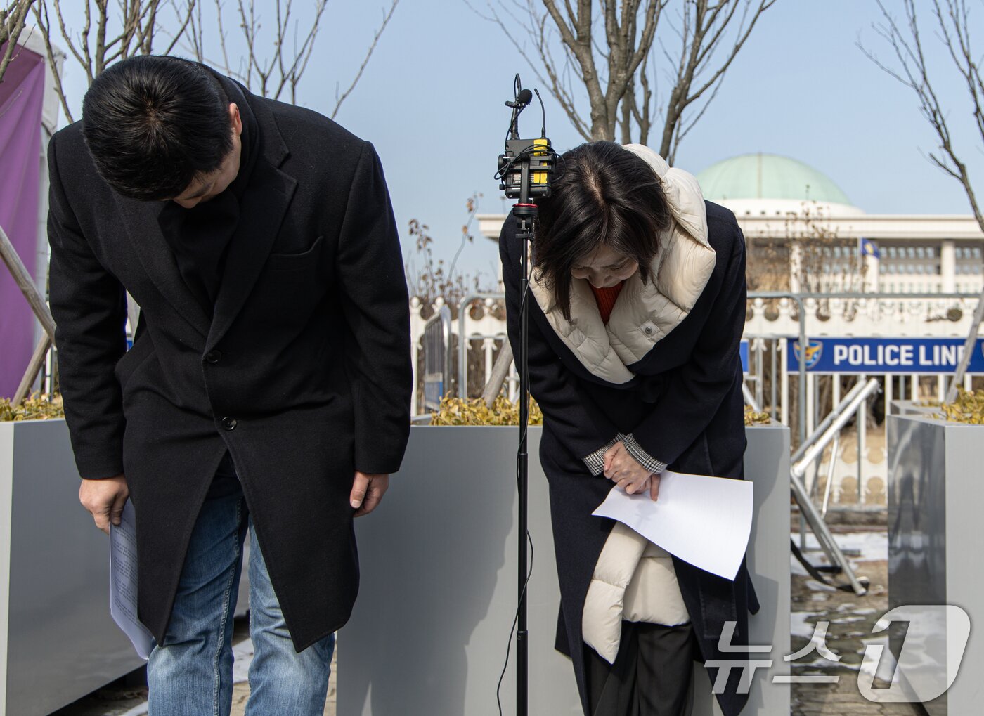 본문 이미지 - 허은아 전 개혁신당 대표가 10일 오전 서울 여의도 국회 앞에서 열린 특별 기자회견을 마친 후 인사하고 있다. 2025.2.10/뉴스1 ⓒ News1 이재명 기자