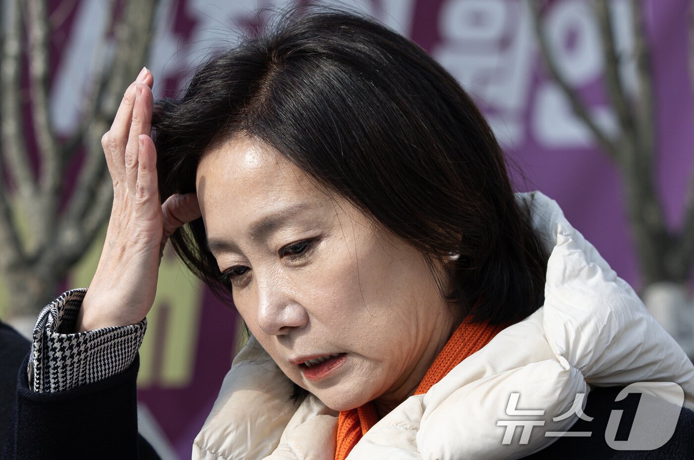 본문 이미지 - 허은아 전 개혁신당 대표가 10일 오전 서울 여의도 국회 앞에서 열린 특별 기자회견에 앞서 머리카락을 정돈하고 있다. 2025.2.10/뉴스1 ⓒ News1 이재명 기자