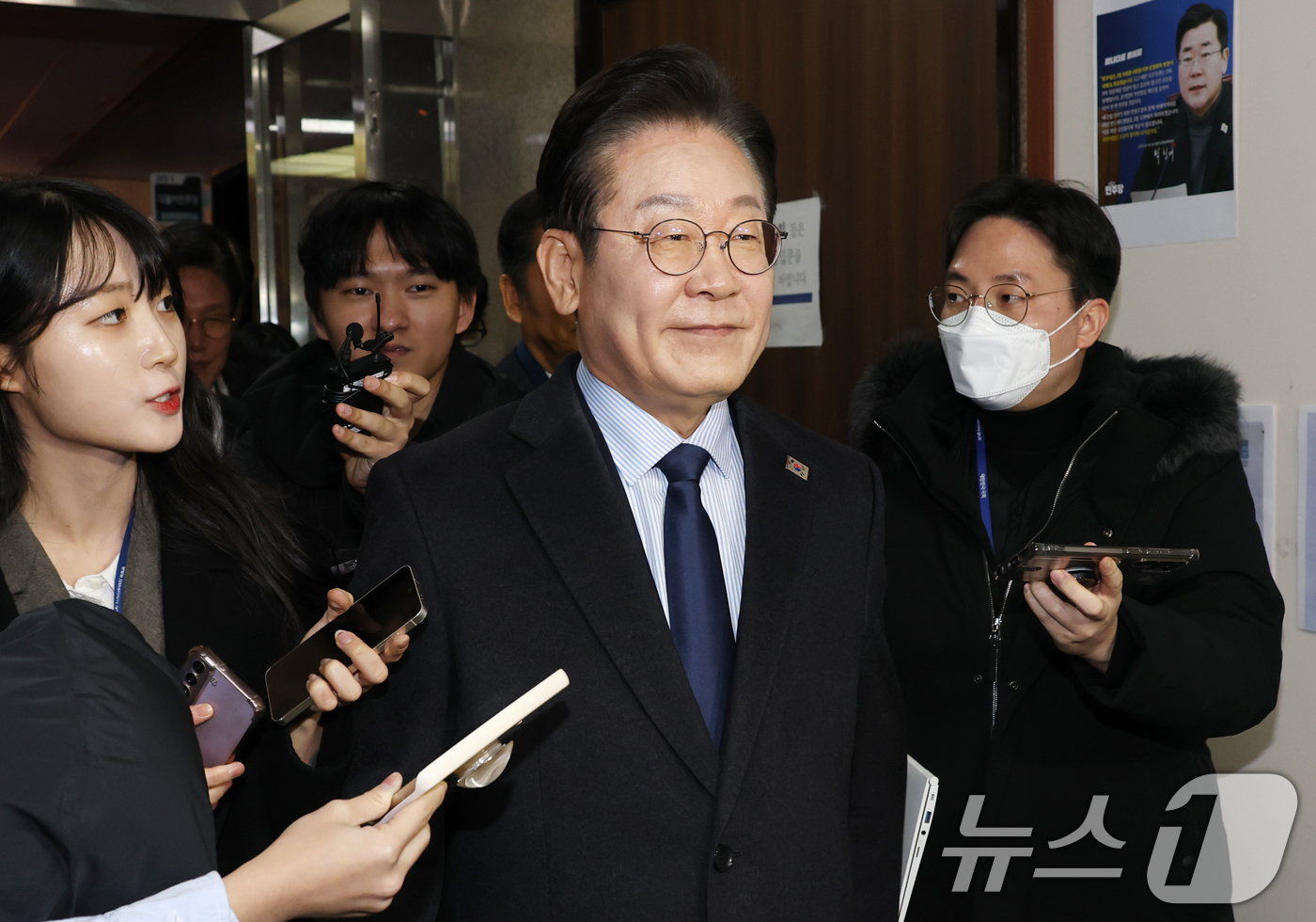 (서울=뉴스1) 이광호 기자 = 이재명 더불어민주당 대표가 10일 오전 서울 여의도 국회 본회의장에서 교섭단체 대표연설을 마친뒤 취재진의 질문을 받으며 대표실로 이동하고 있다. 2 …