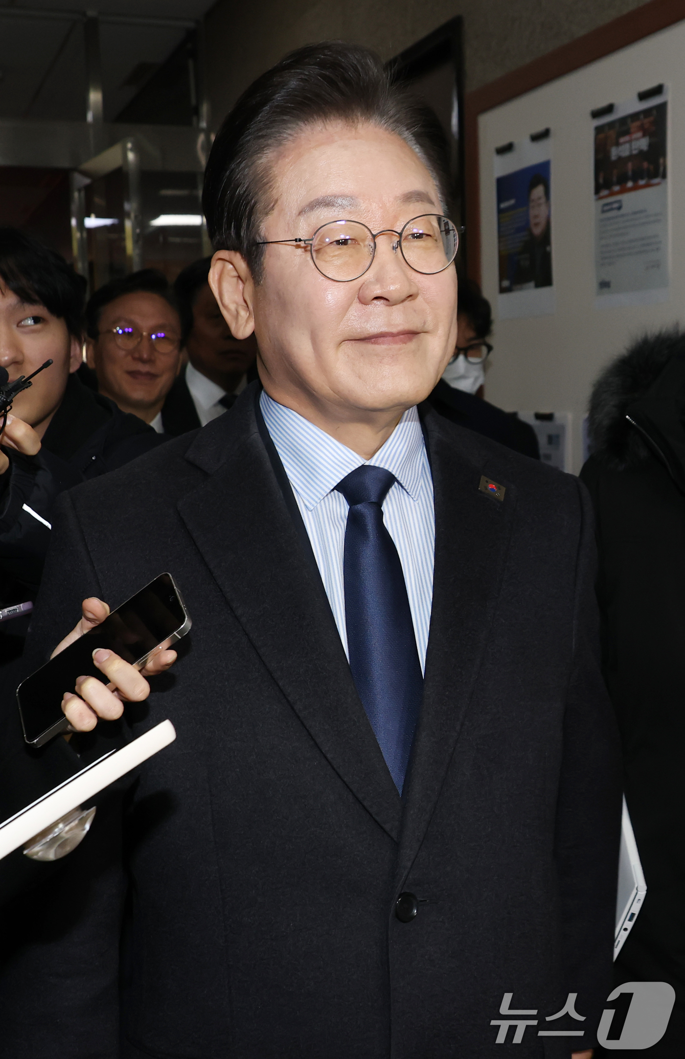 (서울=뉴스1) 이광호 기자 = 이재명 더불어민주당 대표가 10일 오전 서울 여의도 국회 본회의장에서 교섭단체 대표연설을 마친뒤 취재진의 질문을 받으며 대표실로 이동하고 있다. 2 …