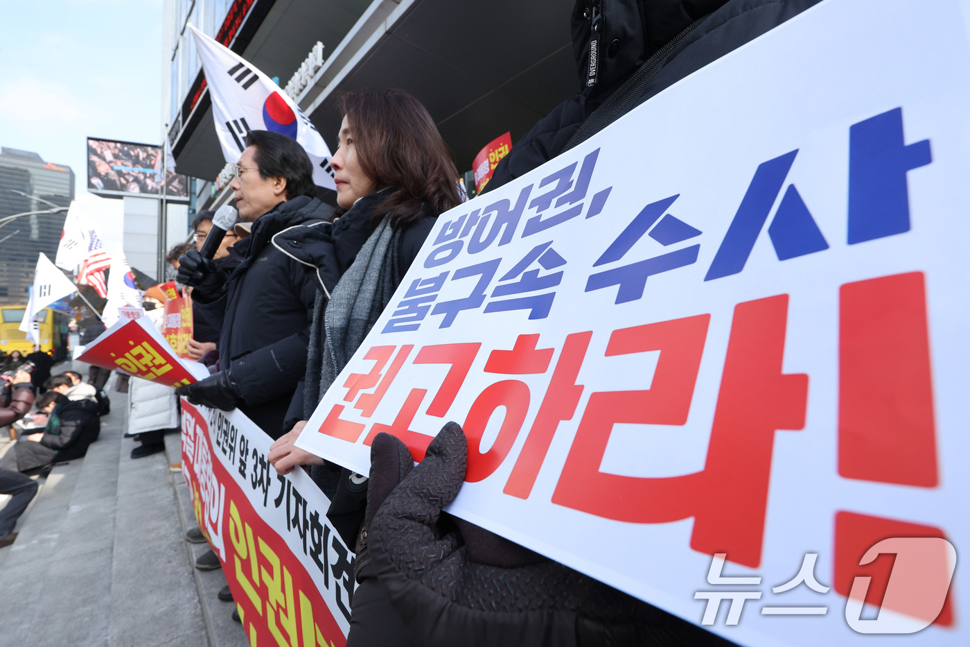 (서울=뉴스1) 신웅수 기자 = 자유인권실천국민행동 회원들이 10일 오전 서울 중구 국가인권위원회 앞에서 가진 기자회견에서 윤석열 대통령의 불구속 수사를 권고할 것을 촉구하고 있다 …