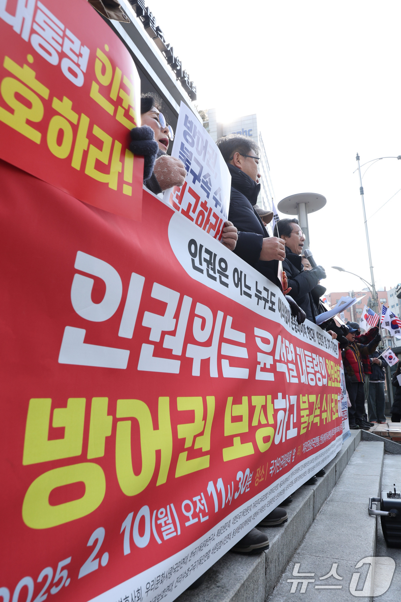 (서울=뉴스1) 신웅수 기자 = 자유인권실천국민행동 회원들이 10일 오전 서울 중구 국가인권위원회 앞에서 가진 기자회견에서 윤석열 대통령의 불구속 수사를 권고할 것을 촉구하고 있다 …