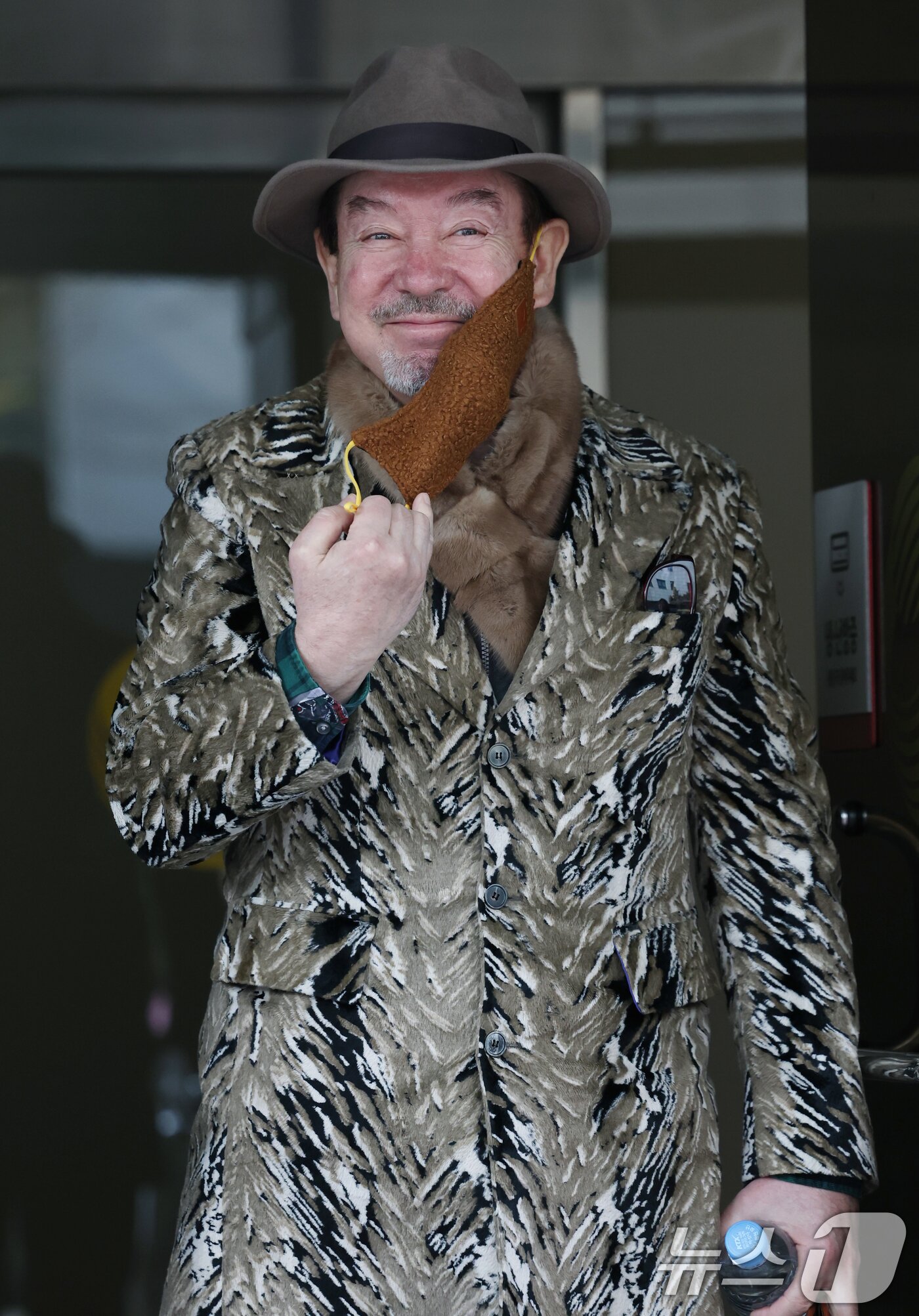 본문 이미지 - 가수 윤수일이 10일 서울 영등포구 여의도동 KBS 신관에서 진행된 ‘불후의 명곡’ 녹화에 참석해 인사를 하고 있다. ⓒ News1 권현진 기자