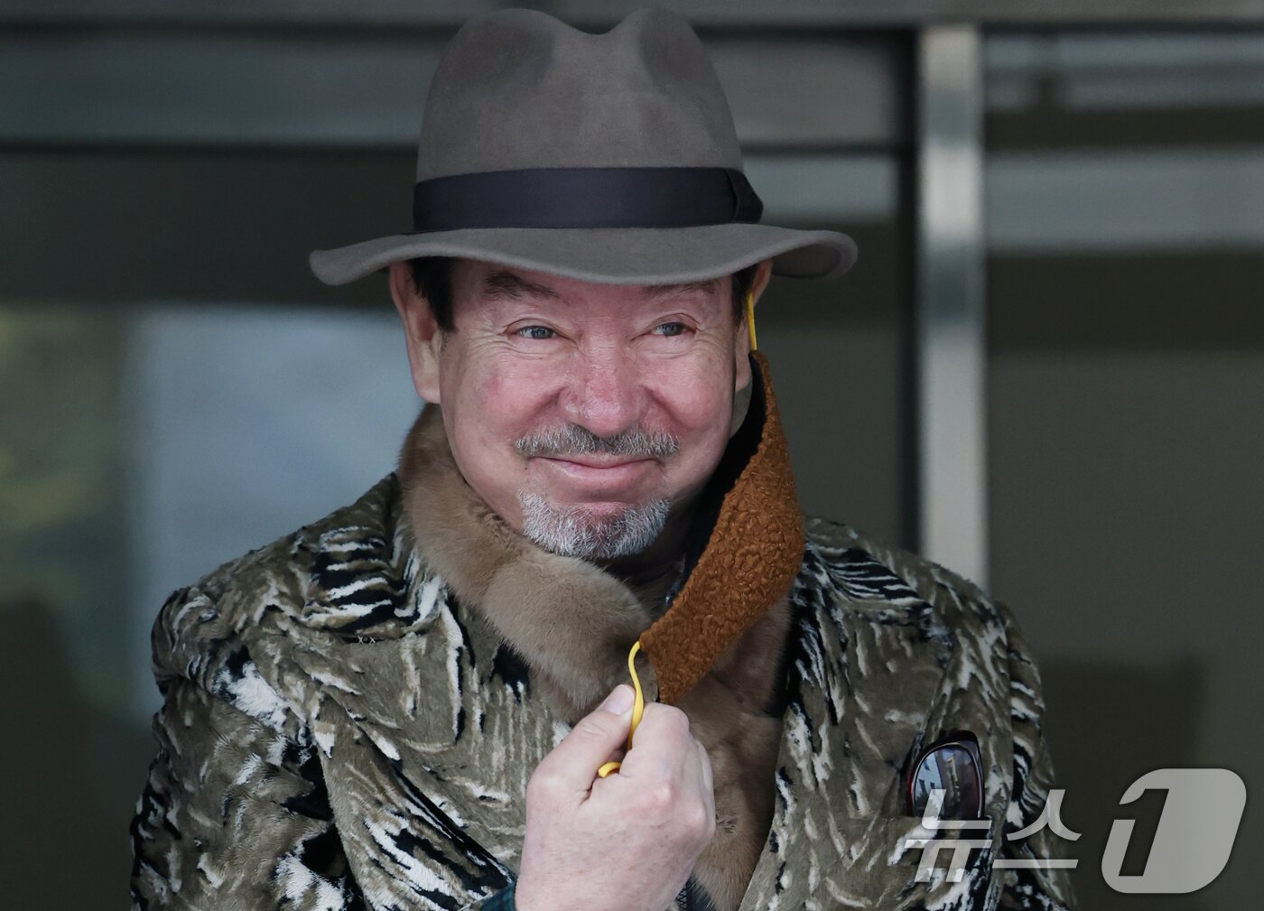 본문 이미지 - 가수 윤수일이 10일 서울 영등포구 여의도동 KBS 신관에서 진행된 ‘불후의 명곡’ 녹화에 참석해 인사를 하고 있다. ⓒ News1 권현진 기자