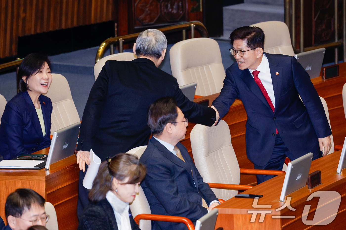 (서울=뉴스1) 안은나 기자 = 김문수 고용노동부 장관(오른쪽)이 10일 서울 여의도 국회 본회의장에서 이재명 더불어민주당 대표의 교섭단체 대표연설을 듣기 앞서 유인촌 문화체육관광 …