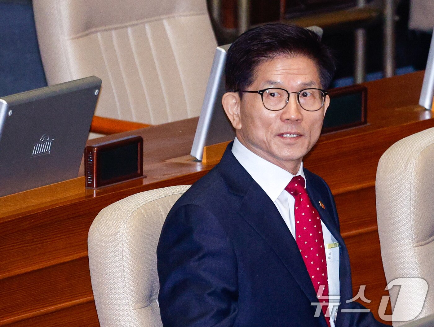 본문 이미지 - 김문수 고용노동부 장관이 10일 서울 여의도 국회 본회의장에서 이재명 더불어민주당 대표의 교섭단체 대표연설을 듣기 위해 자리하고 있다. 2025.2.10/뉴스1 ⓒ News1 안은나 기자