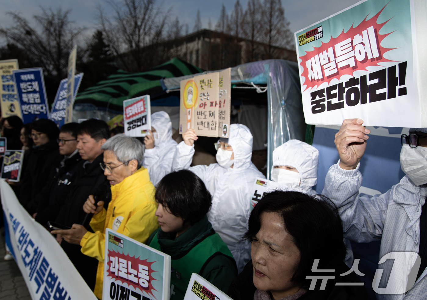 (서울=뉴스1) 이재명 기자 = 재벌 특혜 반도체특별법 저지·노동시간 연장 반대 공동행동 회원들이 10일 오전 서울 여의도 국회 앞에서 열린 출범 기자회견에서 손 피켓을 들고 있다 …