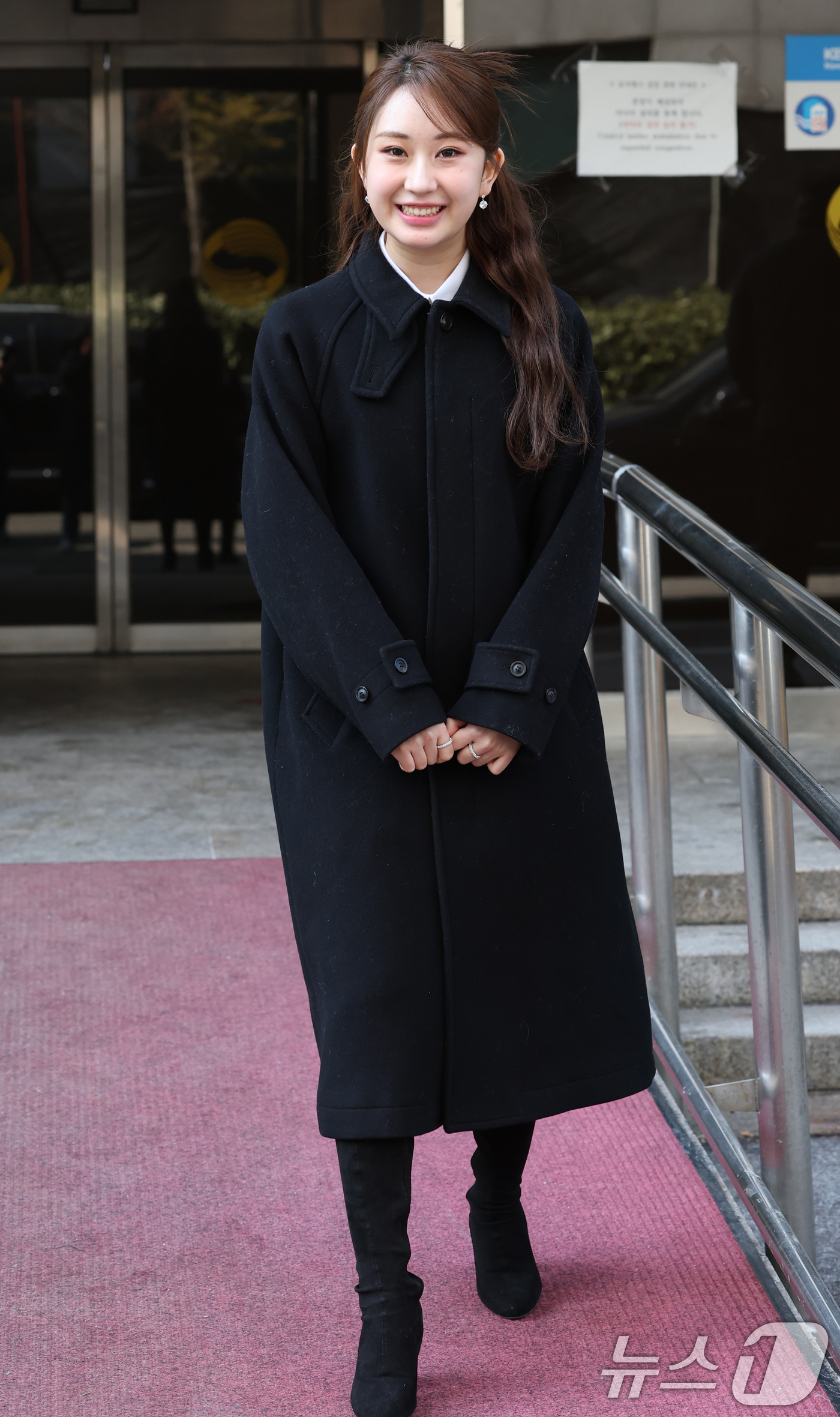 (서울=뉴스1) 권현진 기자 = 가수 전유진이 10일 서울 영등포구 여의도동 KBS 신관에서 진행된 ‘불후의 명곡’ 녹화에 참석해 인사를 하고 있다. 2025.2.10/뉴스1