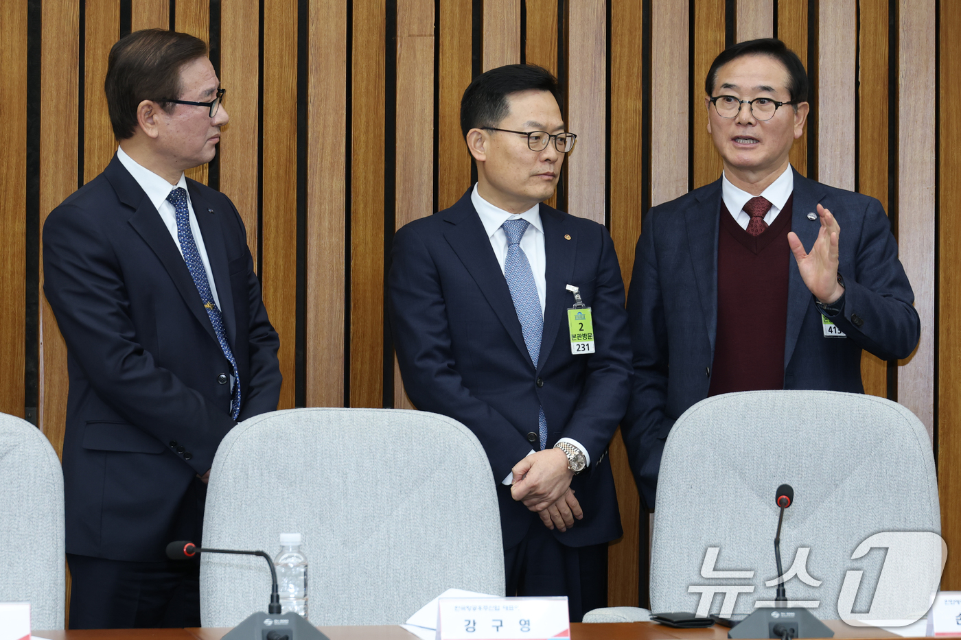 (서울=뉴스1) 이광호 기자 = 최병로 한국방위산업진흥회 상근부회장(오른쪽부터)과 손재일 한화에어로스페이스 대표, 강구영 한국항공우주산업대표이사가  10일 오전 서울 여의도 국회에 …