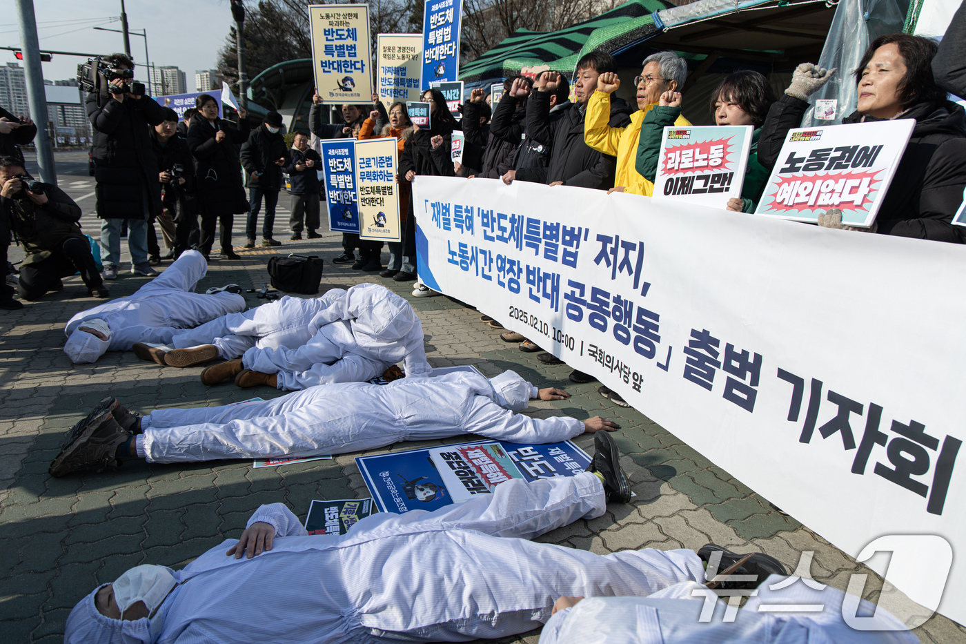 (서울=뉴스1) 이재명 기자 = 재벌 특혜 반도체특별법 저지·노동시간 연장 반대 공동행동 회원들이 10일 오전 서울 여의도 국회 앞에서 열린 출범 기자회견에서 과로로 쓰러지는 반도 …