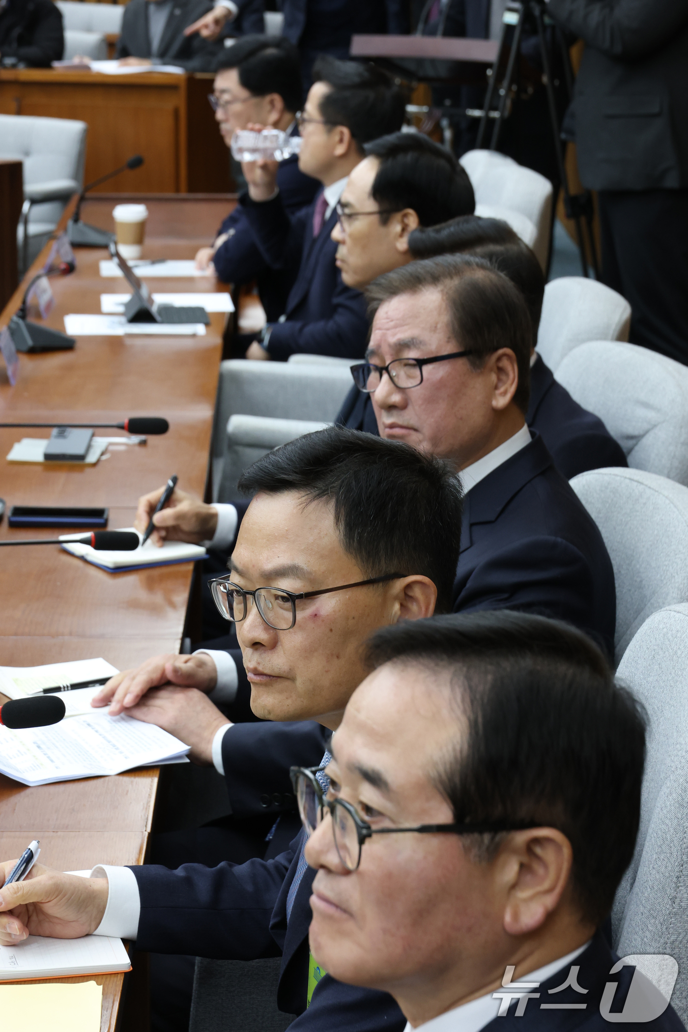 (서울=뉴스1) 이광호 기자 = 최병로 한국방위산업진흥회 상근부회장(앞쪽부터)과 손재일 한화에어로스페이스 대표, 강구영 한국항공우주산업대표이사, 신익현 LIG넥스원 사장 등이  1 …