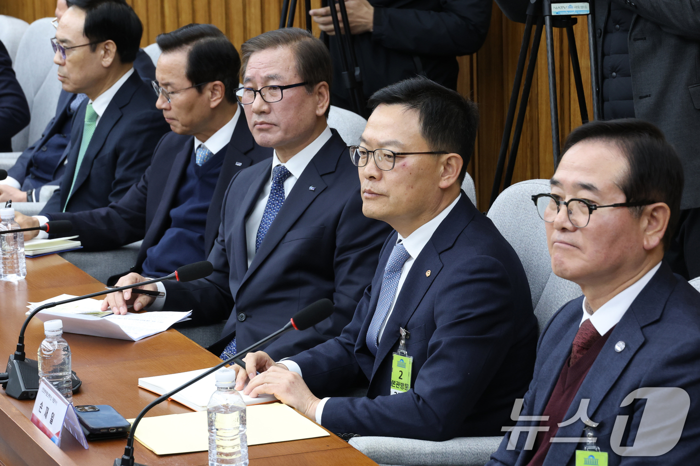 (서울=뉴스1) 이광호 기자 = 최병로 한국방위산업진흥회 상근부회장(오른쪽부터)과 손재일 한화에어로스페이스 대표, 강구영 한국항공우주산업대표이사, 신익현 LIG넥스원 사장 등이 …