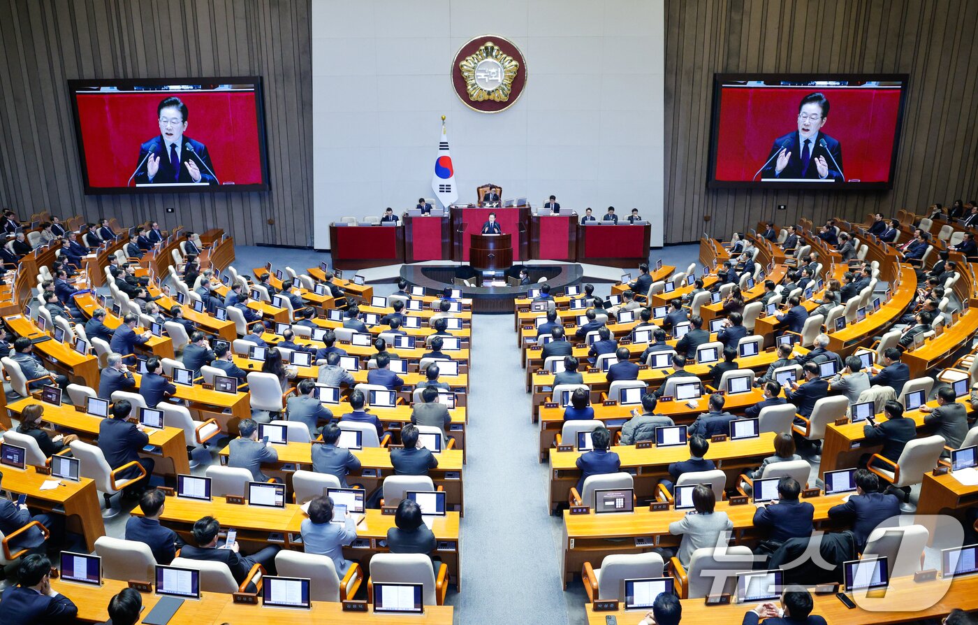 본문 이미지 - 이재명 더불어민주당 대표가 10일 서울 여의도 국회 본회의장에서 &#39;회복과 성장&#39;을 주제로 제422회 국회&#40;임시회&#41; 교섭단체 대표연설을 하고 있다. 2025.2.10/뉴스1 ⓒ News1 안은나 기자