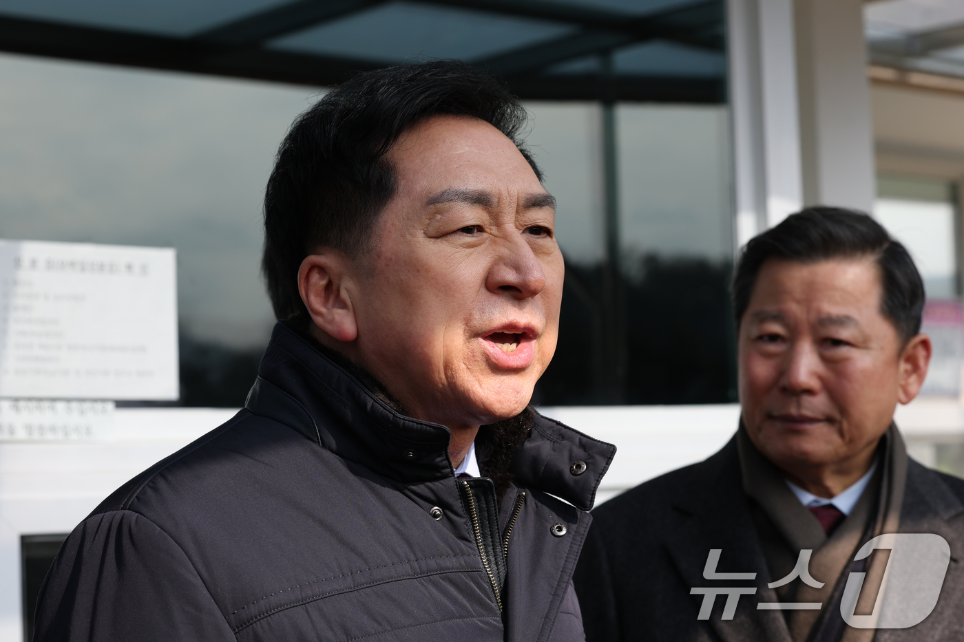 (의왕=뉴스1) 김영운 기자 = 김기현 국민의힘 의원이 10일 오후 경기 의왕시 서울구치소 앞에서 국민의힘 의원들과 함께 윤석열 대통령 면회를 마친 후 취재진 질문에 답하고 있다. …