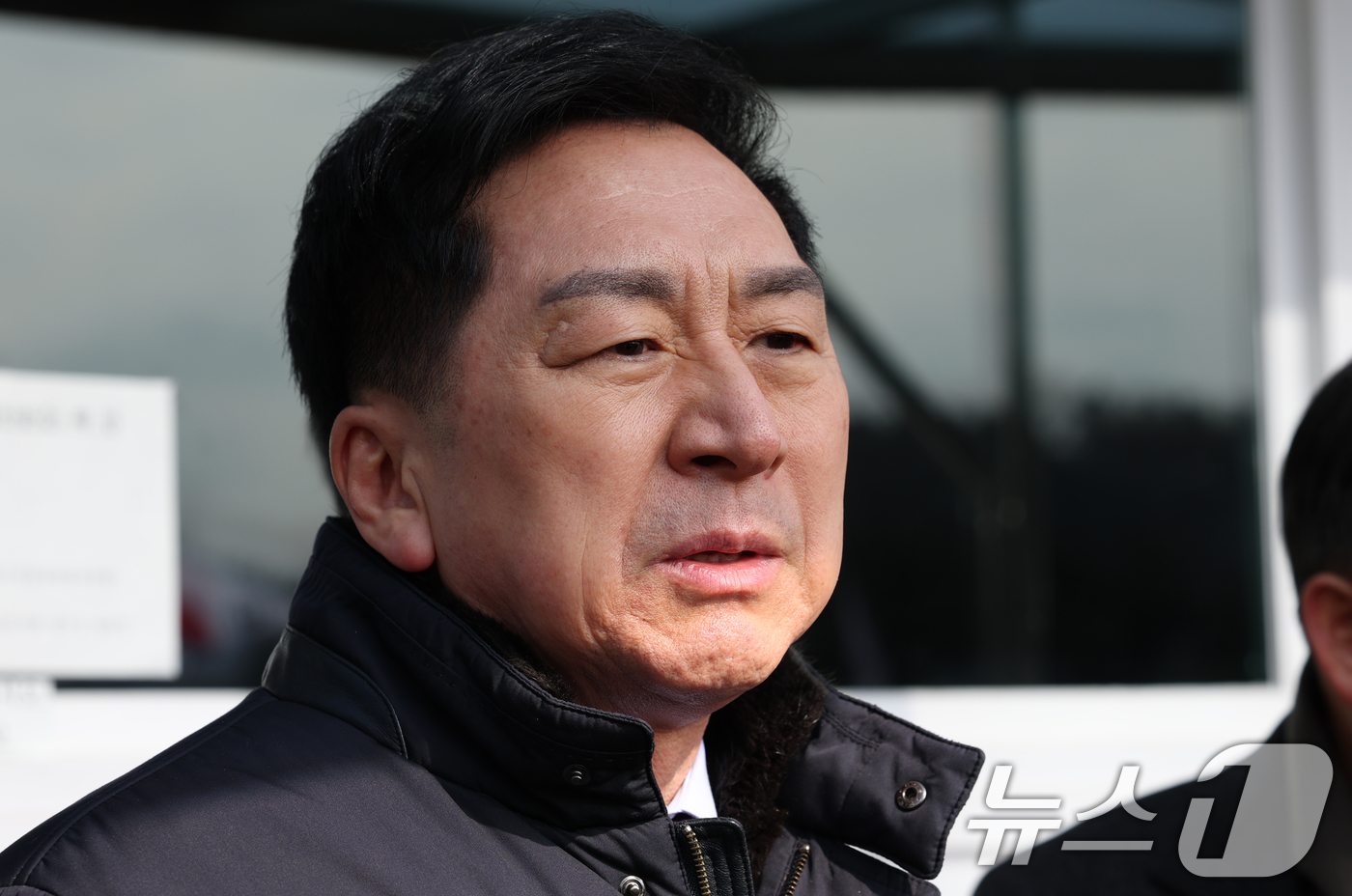 (의왕=뉴스1) 김영운 기자 = 김기현 국민의힘 의원이 10일 오후 경기 의왕시 서울구치소 앞에서 국민의힘 의원들과 함께 윤석열 대통령 면회를 마친 후 취재진 질문에 답하고 있다. …