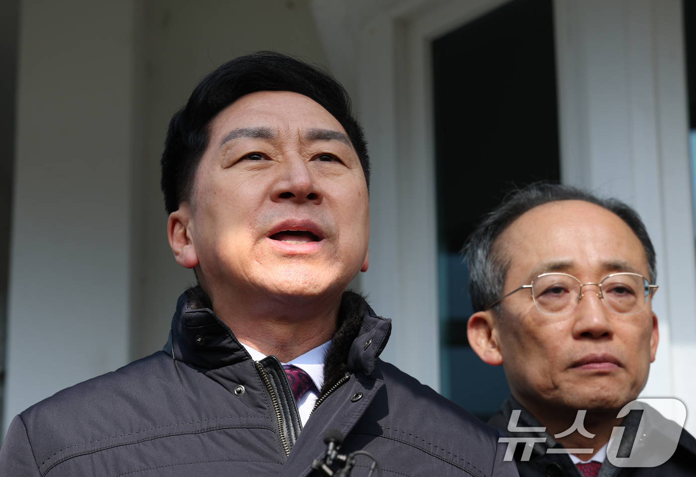 (의왕=뉴스1) 김영운 기자 = 김기현 국민의힘 의원이 10일 오후 경기 의왕시 서울구치소 앞에서 국민의힘 의원들과 함께 윤석열 대통령 면회를 마친 후 취재진 질문에 답하고 있다. …