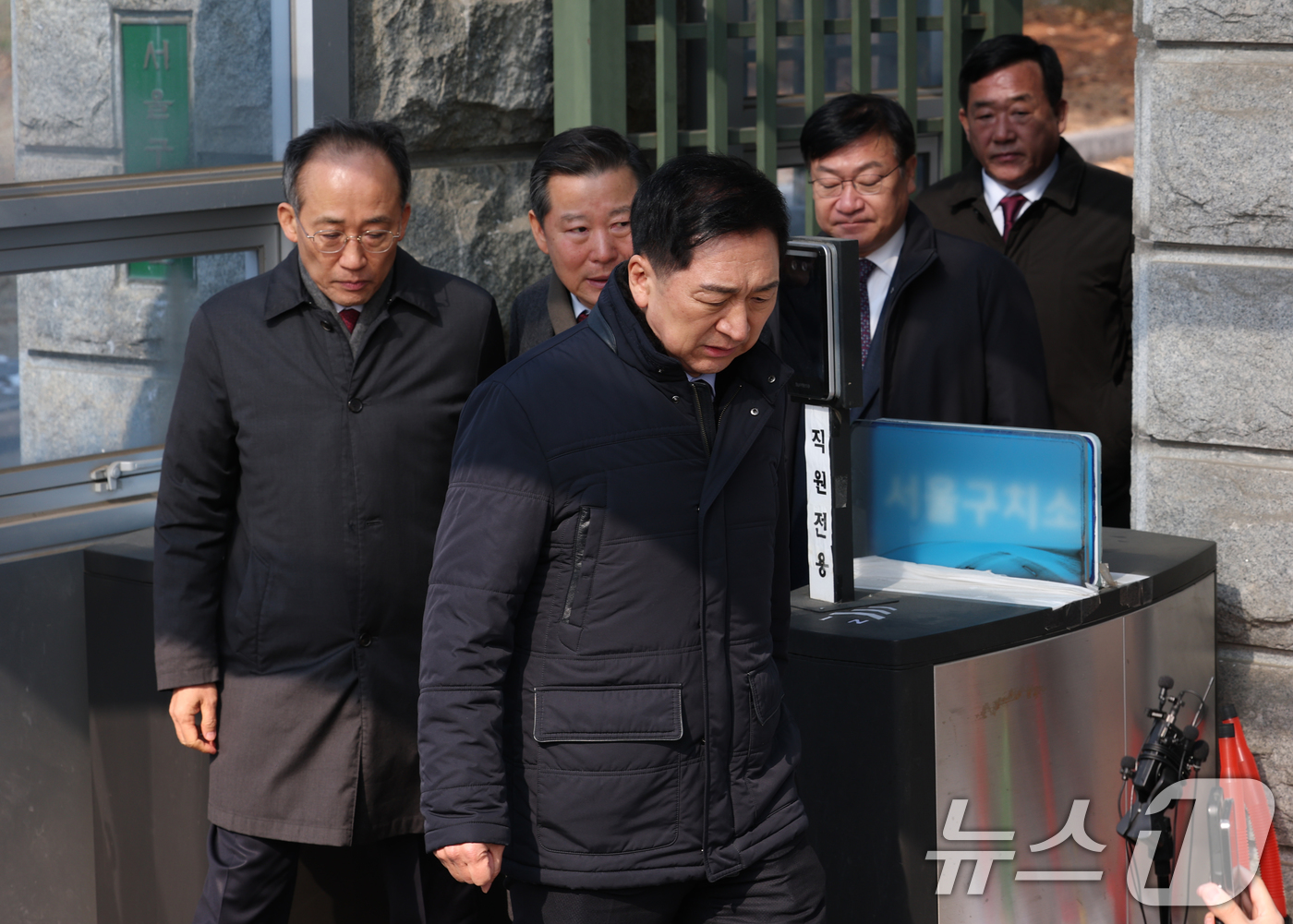 (의왕=뉴스1) 김영운 기자 = 김기현 국민의힘 의원이 10일 오후 경기 의왕시 서울구치소 앞에서 국민의힘 의원들과 함께 윤석열 대통령 면회를 마친 후 나오고 있다. 2025.2. …