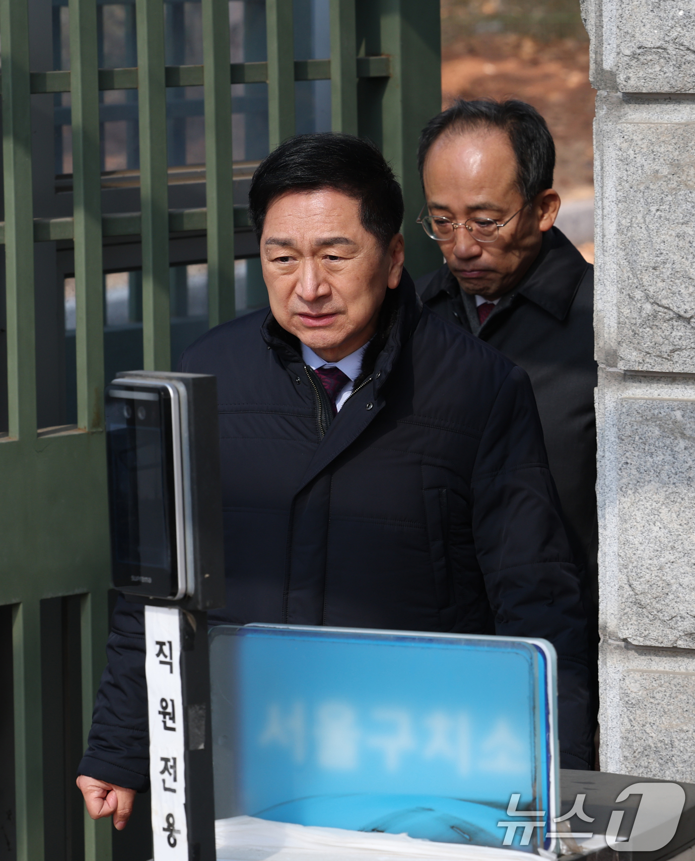 (의왕=뉴스1) 김영운 기자 = 김기현 국민의힘 의원이 10일 오후 경기 의왕시 서울구치소 앞에서 국민의힘 의원들과 함께 윤석열 대통령 면회를 마친 후 나오고 있다. 2025.2. …