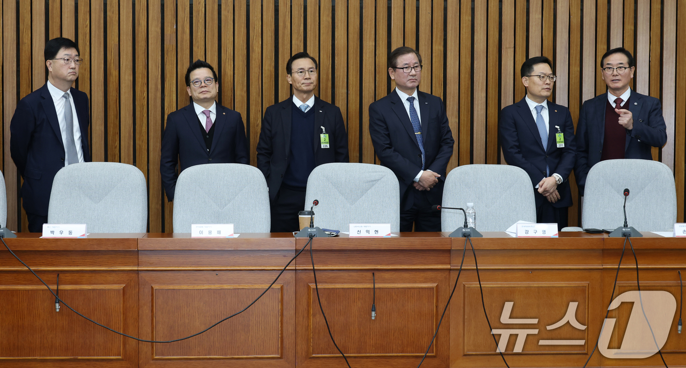 (서울=뉴스1) 이광호 기자 = 최병로 한국방위산업진흥회 상근부회장(오른쪽부터)과 손재일 한화에어로스페이스 대표, 강구영 한국항공우주산업대표이사, 신익현 LIG넥스원 사장, 어성철 …