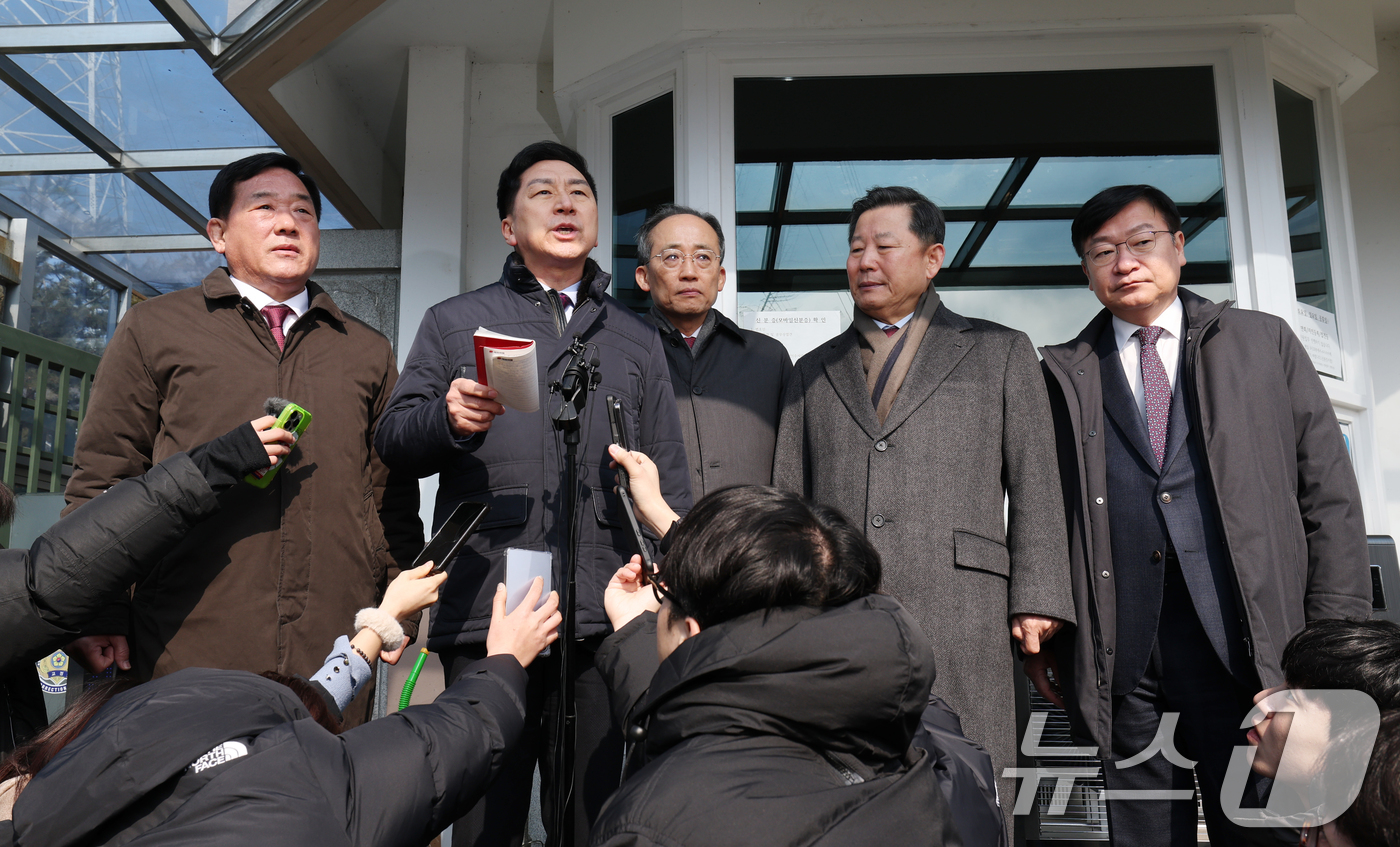 (의왕=뉴스1) 김영운 기자 = 김기현 국민의힘 의원이 10일 오후 경기 의왕시 서울구치소 앞에서 국민의힘 의원들과 함께 윤석열 대통령 면회를 마친 후 취재진 질문에 답하고 있다. …