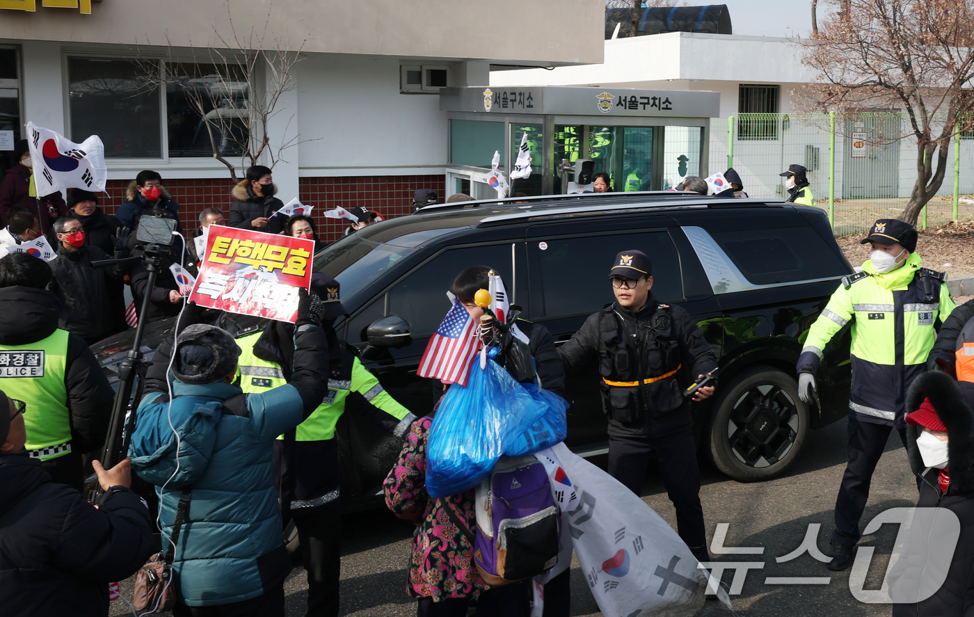 (의왕=뉴스1) 김영운 기자 = 10일 오후 국민의힘 의원들이 윤석열 대통령 면회를 마친 후 경기 의왕시 서울구치소를 나가고 있다. 2025.2.10/뉴스1