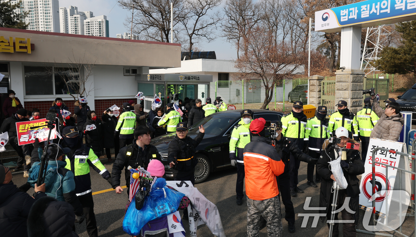 (의왕=뉴스1) 김영운 기자 = 10일 오후 국민의힘 의원들이 윤석열 대통령 면회를 마친 후 경기 의왕시 서울구치소를 나가고 있다. 2025.2.10/뉴스1