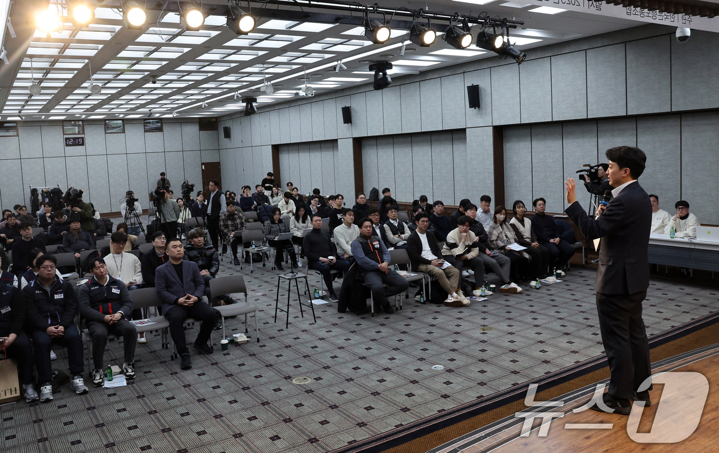 (서울=뉴스1) 황기선 기자 = 이준석 개혁신당 의원이 10일 서울 중구 은행회관에서 열린 한국은행노동조합 제5회 브라운백세미나에서 공공부문 처우 정상화를 주제로 발표하고 있다. …