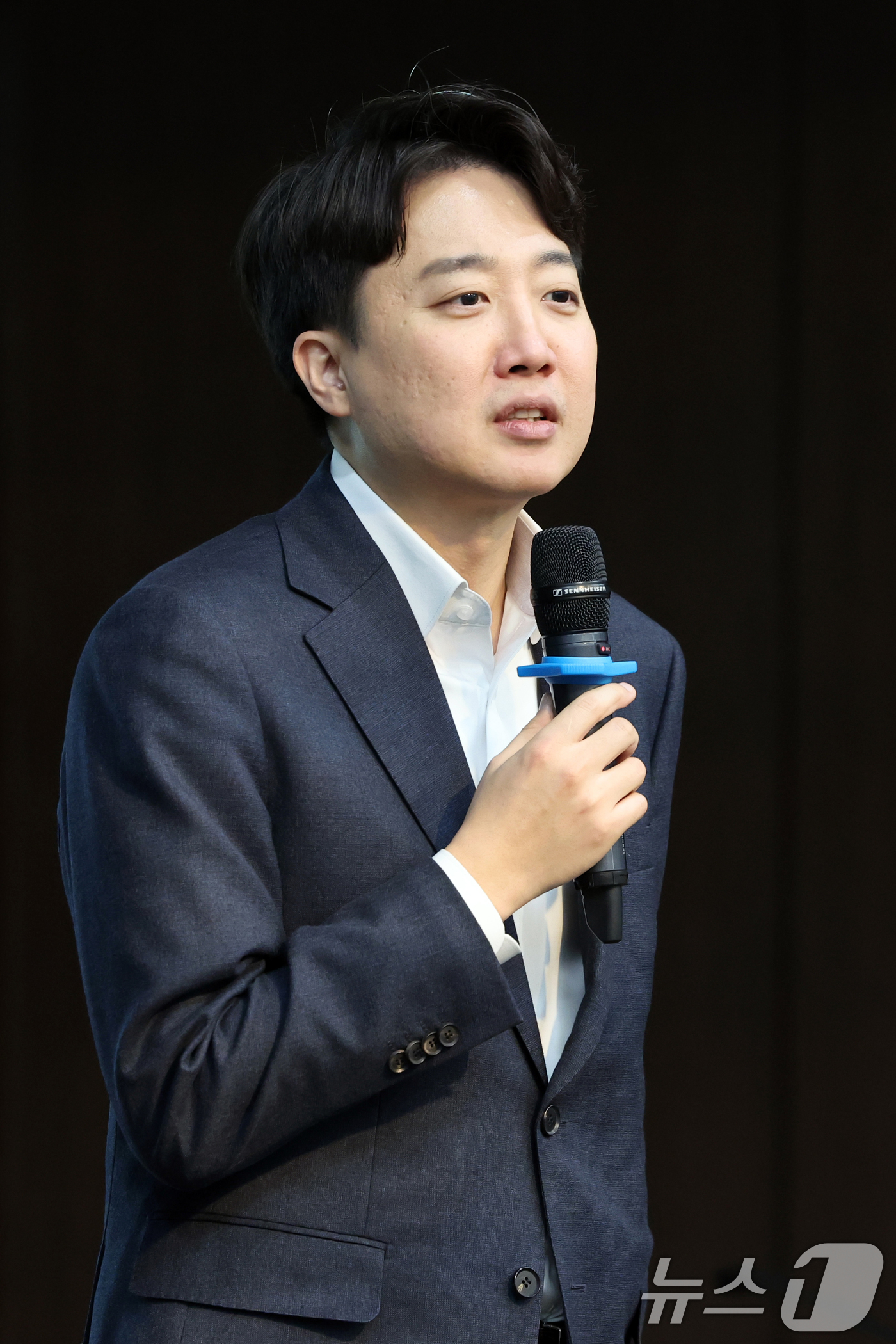 (서울=뉴스1) 황기선 기자 = 이준석 개혁신당 의원이 10일 서울 중구 은행회관에서 열린 한국은행노동조합 제5회 브라운백세미나에서 공공부문 처우 정상화를 주제로 발표하고 있다. …