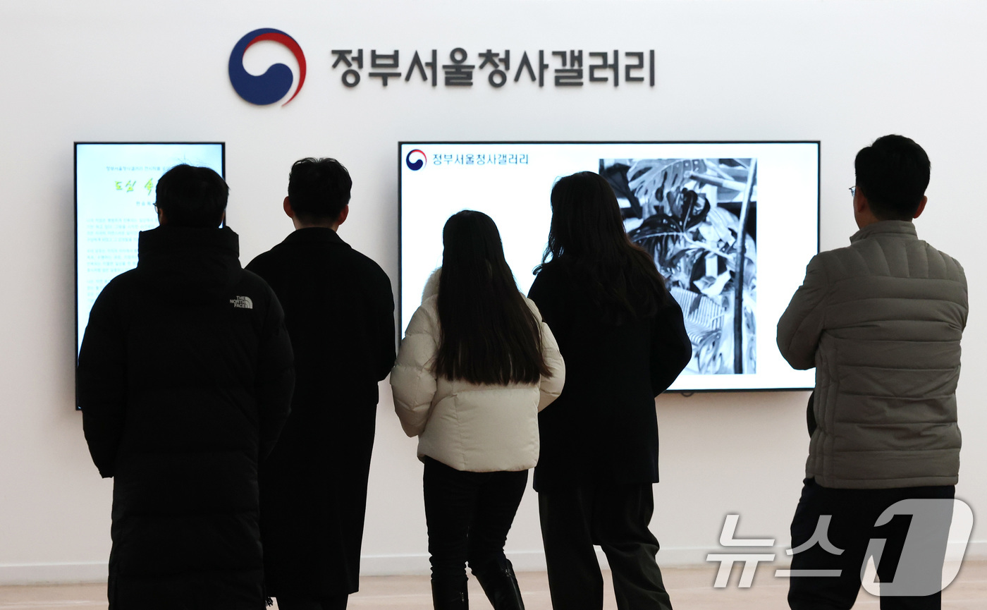 (서울=뉴스1) 임세영 기자 = 올해 국가공무원 9급 공개경쟁채용 선발시험의 평균 경쟁률이 지난해보다 상승한 것으로 집계됐다.지난 8일 인사혁신처에 따르면 올해 9급 공채 선발시험 …