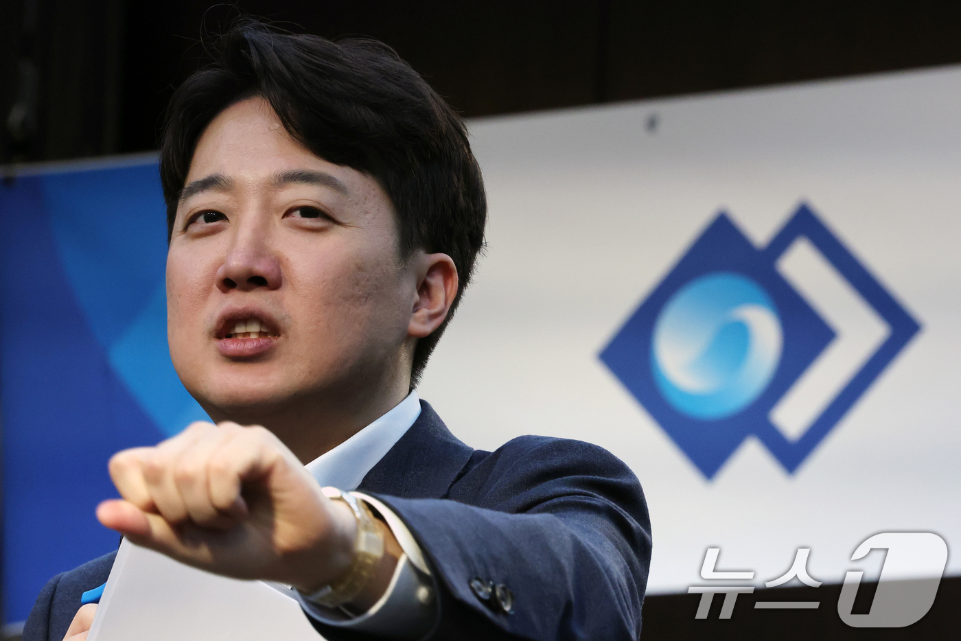 (서울=뉴스1) 황기선 기자 = 이준석 개혁신당 의원이 10일 서울 중구 은행회관에서 열린 한국은행노동조합 제5회 브라운백세미나에서 공공부문 처우 정상화를 주제로 발표하고 있다. …