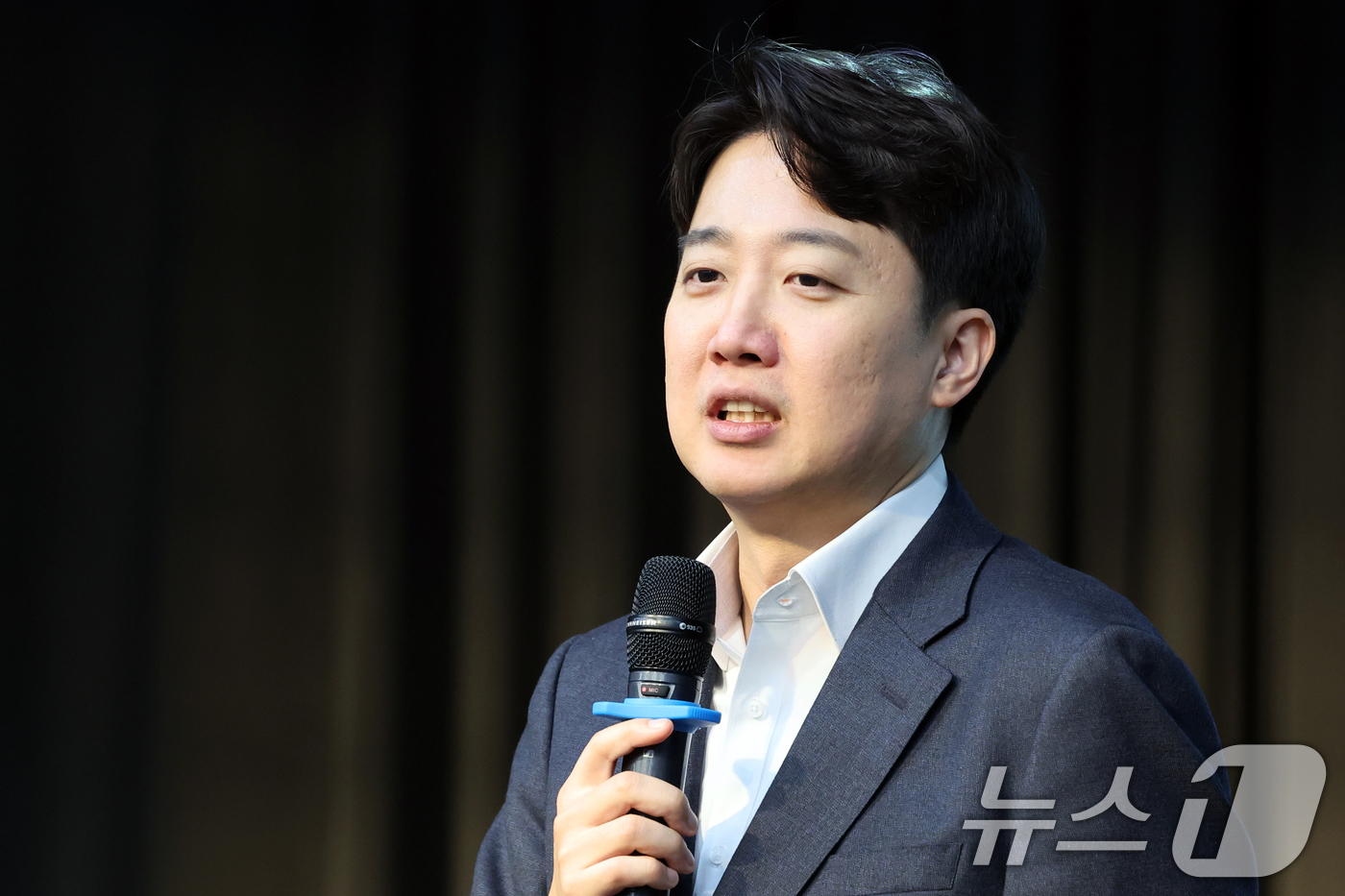 (서울=뉴스1) 황기선 기자 = 이준석 개혁신당 의원이 10일 서울 중구 은행회관에서 열린 한국은행노동조합 제5회 브라운백세미나에서 공공부문 처우 정상화를 주제로 발표하고 있다. …