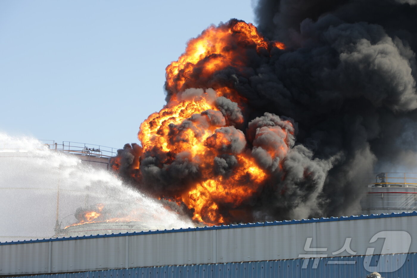 본문 이미지 - 10일 오전 11시 15분께 울산 울주 온산읍에 위치한 유나이티드터미널코리아(UTK) 내 탱크터미널에서 화재가 발생해 소방당국이 진압하고 있다. 소방당국은 대응 2단계를 발령하고 장비 40대, 인력 93명을 동원해 화재 진압에 나섰다.2025.2.10/뉴스1 ⓒ News1 김지혜 기자