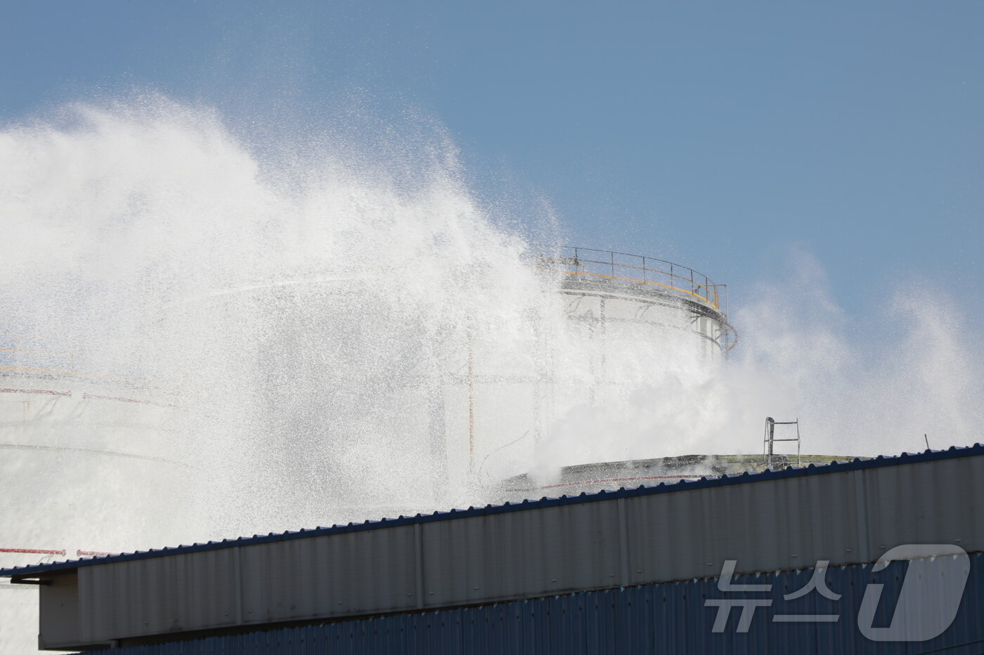 본문 이미지 - 10일 오전 11시 15분께 울산 울주 온산읍에 위치한 유나이티드터미널코리아(UTK) 내 탱크터미널에서 화재가 발생했다. 소방당국은 수성막포를 살포해 투입 15분만에 불길을 잡았다..2025.2.10/뉴스1 ⓒ News1 김지혜 기자