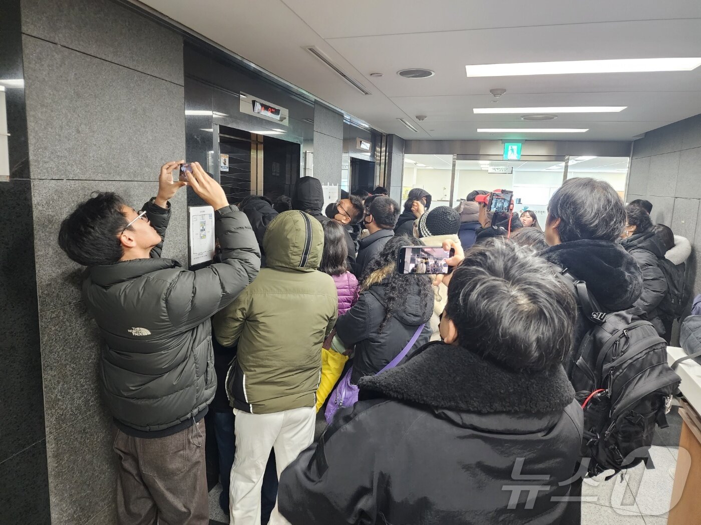본문 이미지 - 10일 캡틴 아메리카 복장을 입은 윤석열 대통령 지지자가 국가인권위원회 엘레베이터 앞을 막고 있다. 2025.2.10/뉴스1 ⓒ News1 권진영 기자