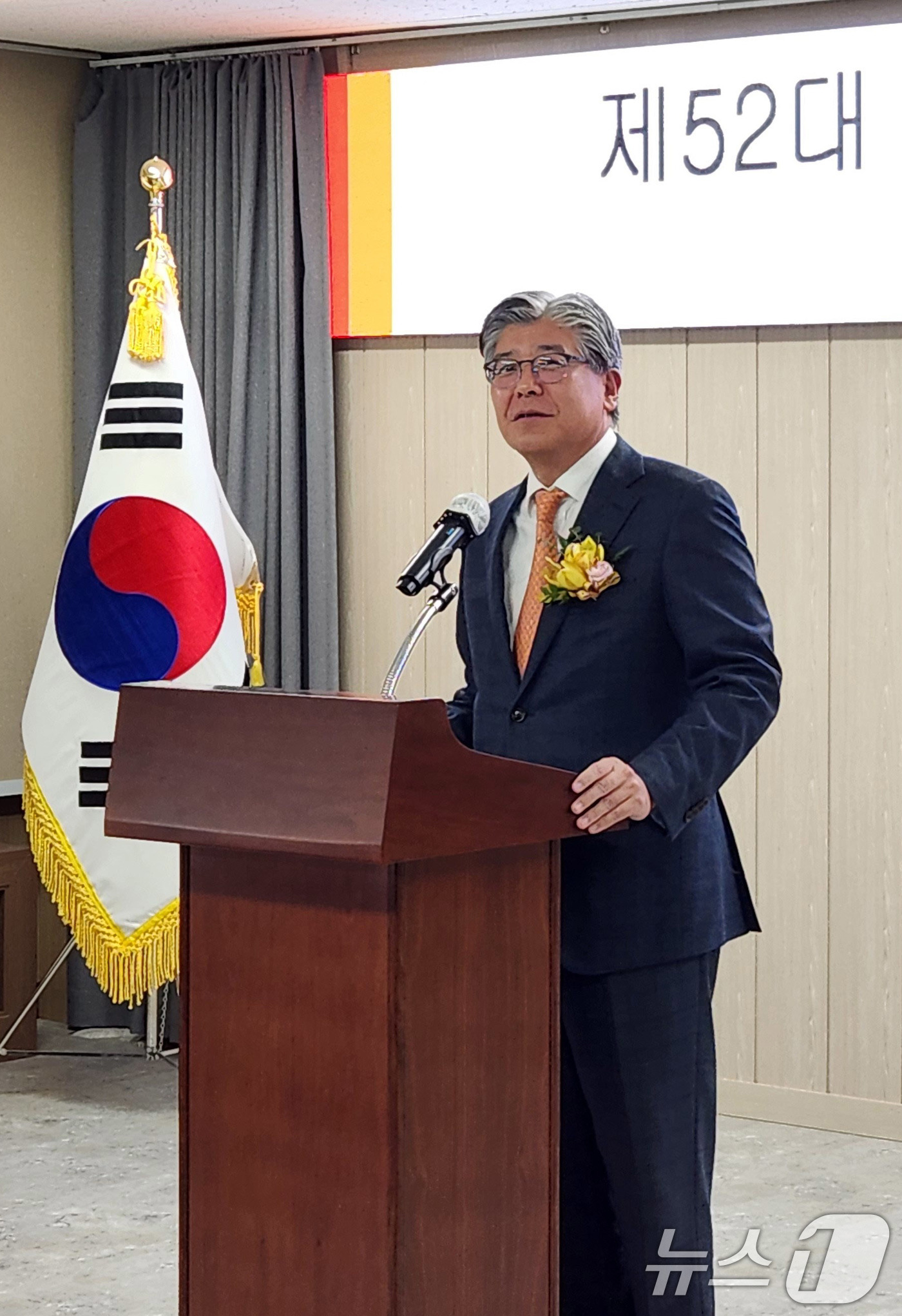 (춘천=뉴스1) 이종재 기자 = 김재호(62·사법연수원 21기) 신임 춘천지방법원장이 10일 오전 춘천지법 대회의실에서 열린 취임식에서 취임사를 하고 있다. 2025.2.10/뉴스 …