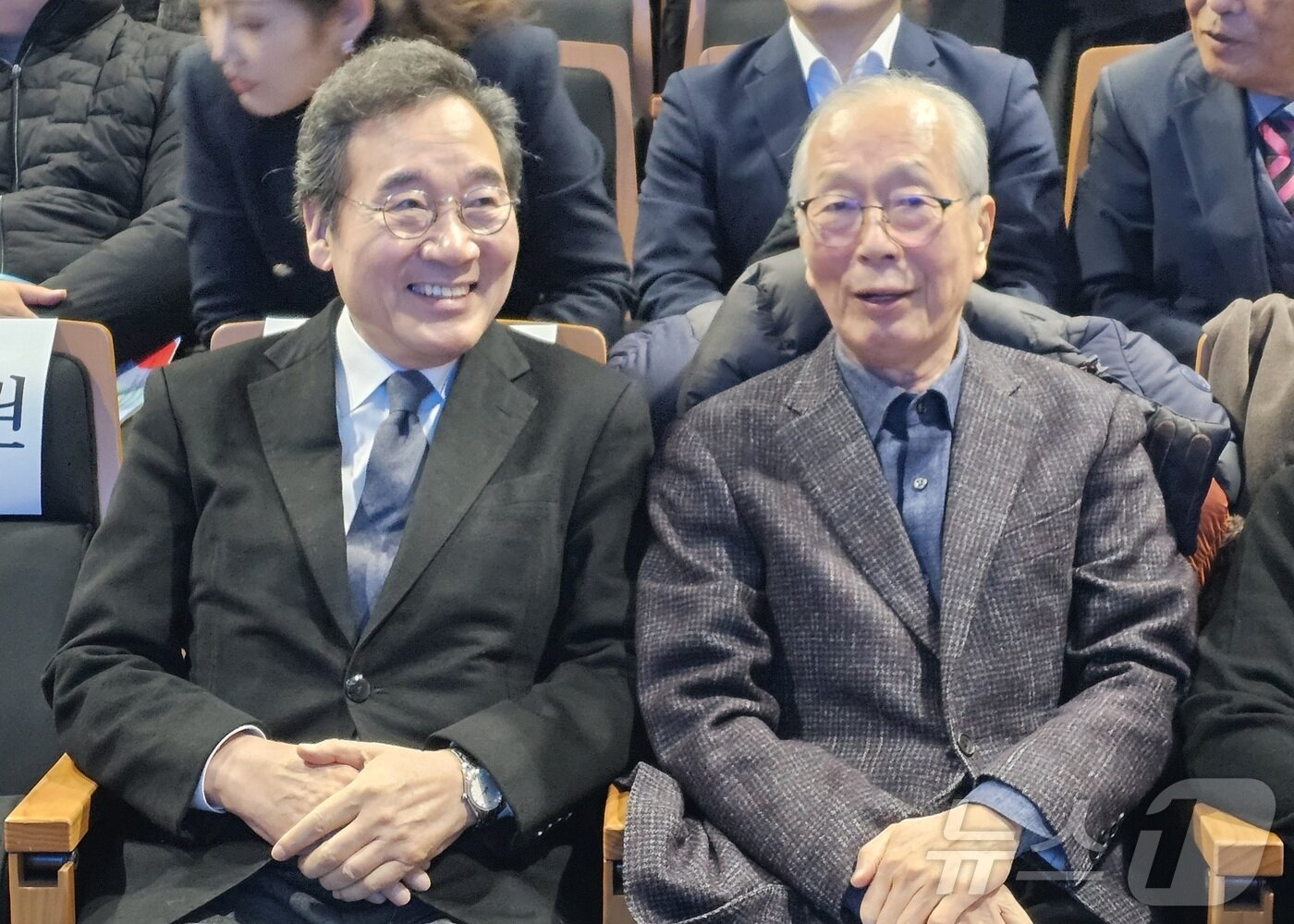 본문 이미지 - 이낙연 전 국무총리가 10일 광주 동구 전일빌딩 245 9층 다목적강당에서 열린 ‘국민과 함께여는 제7공화국’ 시국토론회를 앞두고 정찬용 전 청와대 인사수석과 대화하고 있다.2025.2.10/뉴스1 ⓒ News1 서충섭 기자