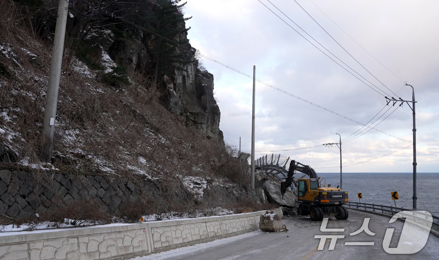 (울릉=뉴스1) 최창호 기자 = 12일 오후 경북 울릉군이 중장비를 투입, 섬 일주도로에서 발생한 낙석 제거 작업을 하고 있다.울릉군은 지난 9일 오전 5시쯤 발생한 낙석으로 북면 …