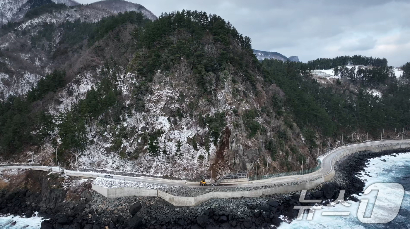 (울릉=뉴스1) 최창호 기자 = 12일 오후 경북 울릉군이 중장비를 투입, 섬 일주도로에서 발생한 낙석 제거 작업을 하고 있다.울릉군은 지난 9일 오전 5시쯤 발생한 낙석으로 북면 …