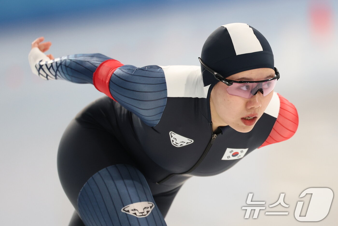 본문 이미지 - 10일(현지시간) 중국 헤이룽장성 하얼빈 스피드 스케이트 오벌에서 열린 하얼빈 동계아시안게임 스피드 스케이팅 여자 3,000m에서 박지우가 질주하고 있다. 2025.2.10/뉴스1 ⓒ News1 이승배 기자