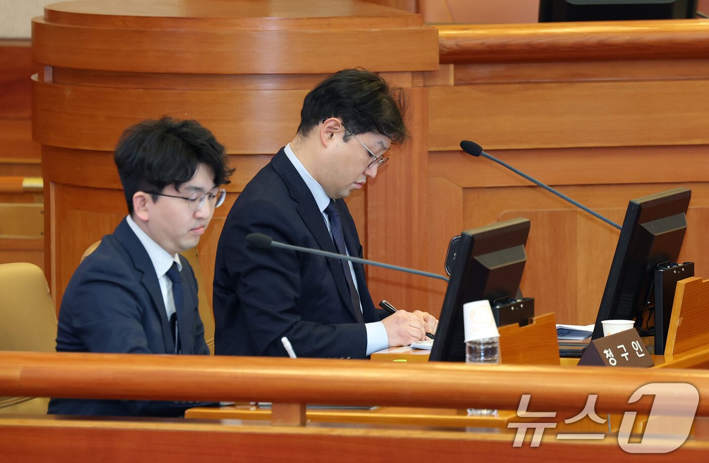 본문 이미지 - 10일 오후 서울 종로구 헌법재판소 대심판정에서 열린 마은혁 재판관 후보자 미임명 관련 국회와 대통령 권한대행 간 권한쟁의심판 2차 변론기일에 국회측 대리인 양홍석 법무법인 이공 변호사&#40;오른쪽&#41;가 자리해 있다. &#40;공동취재&#41; 2025.02.10 ⓒ News1 김명섭 기자