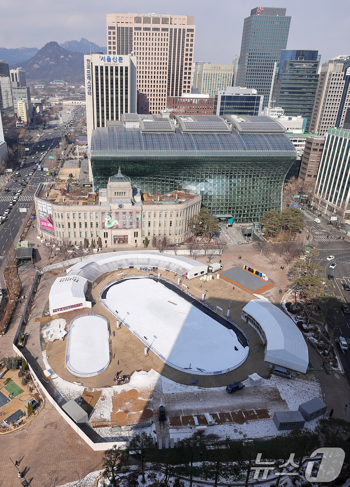 (서울=뉴스1) 김성진 기자 = 10일 오후 서울광장에 설치된 스케이트장이 철거되고 있다.서울광장 스케이트장은 지난 해 12월 20일 개장 후 52일간 운영됐다. 2025.2.10 …