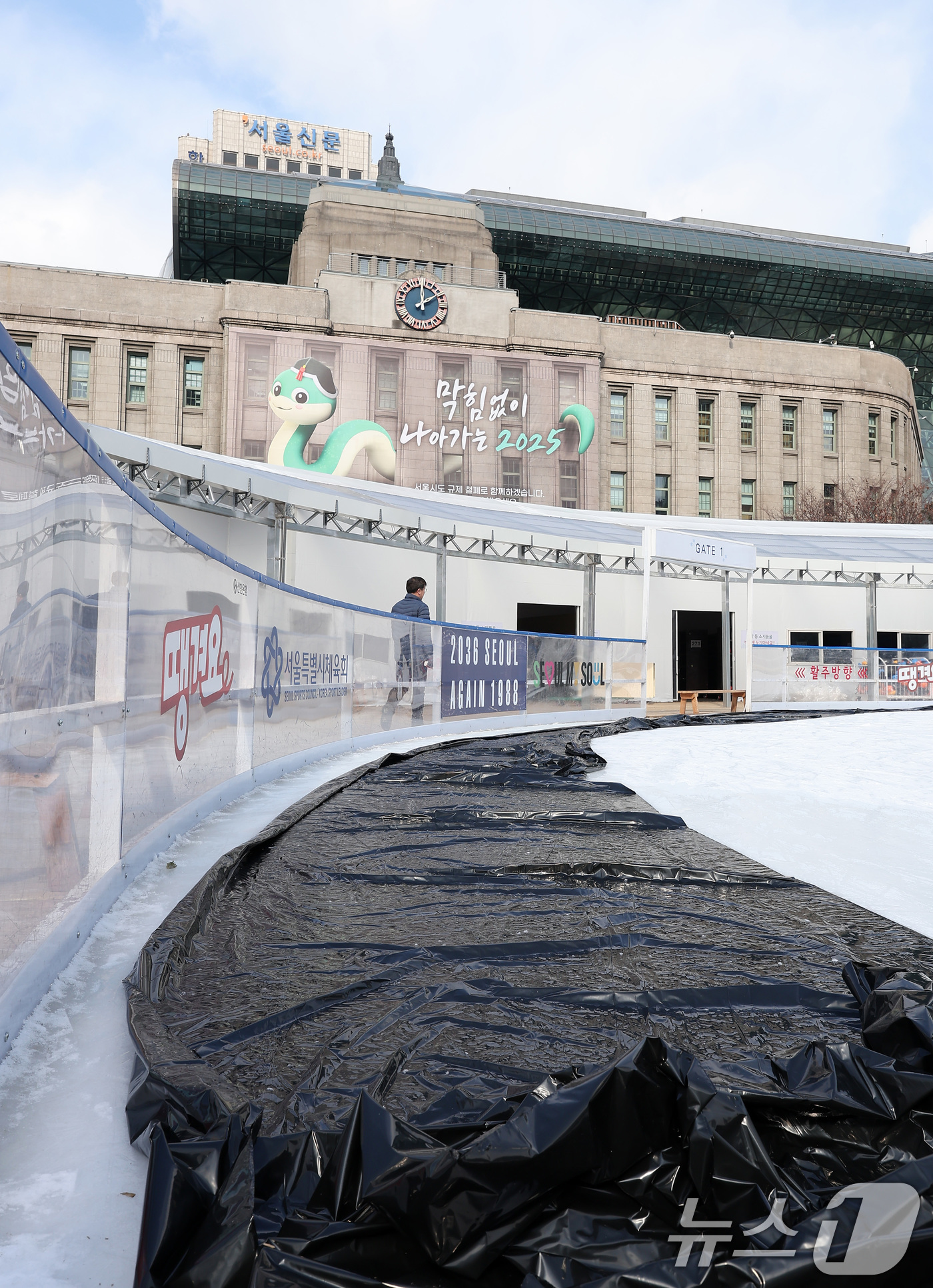 (서울=뉴스1) 김성진 기자 = 10일 오후 서울광장에 설치된 스케이트장이 철거되고 있다.서울광장 스케이트장은 지난 해 12월 20일 개장 후 52일간 운영됐다. 2025.2.10 …